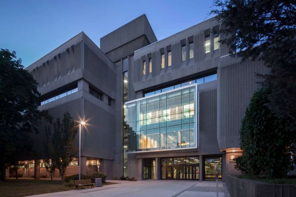 The exterior of HEC Montréal, featuring its modern architectural design, representing the integration of advanced technology for hybrid learning.